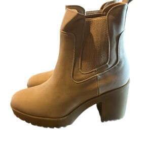 Women's Cream Heeled Chelsea Boots